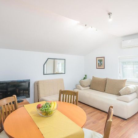 Nice Apartment In Malinska Dubasnica With Kitchen ภายนอก รูปภาพ